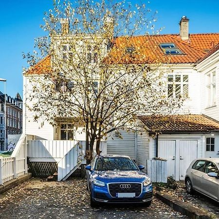 Central Apartment With Balcony, Self-Check In & Private Entrance Bergen Exterior photo