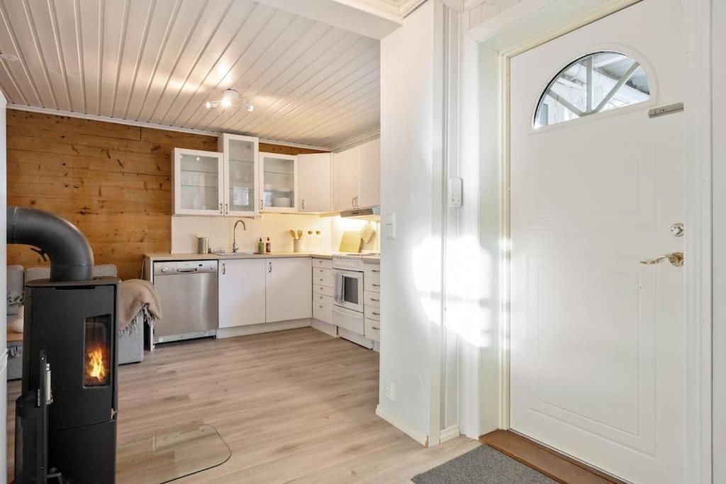 Central Apartment With Balcony, Self-Check In & Private Entrance Bergen Exterior photo
