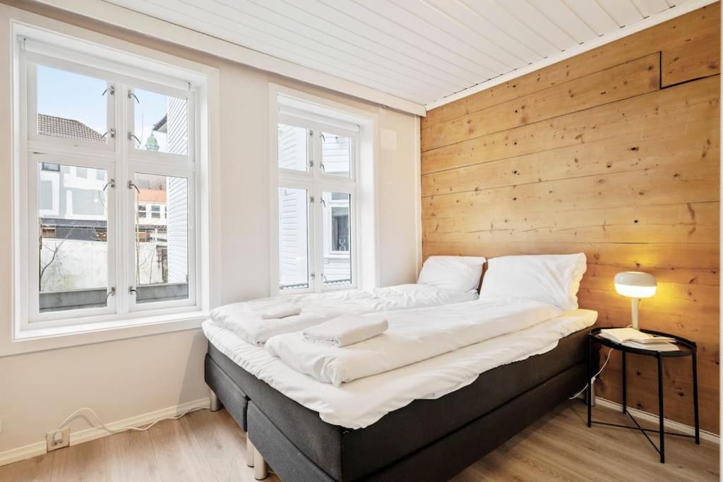 Central Apartment With Balcony, Self-Check In & Private Entrance Bergen Exterior photo