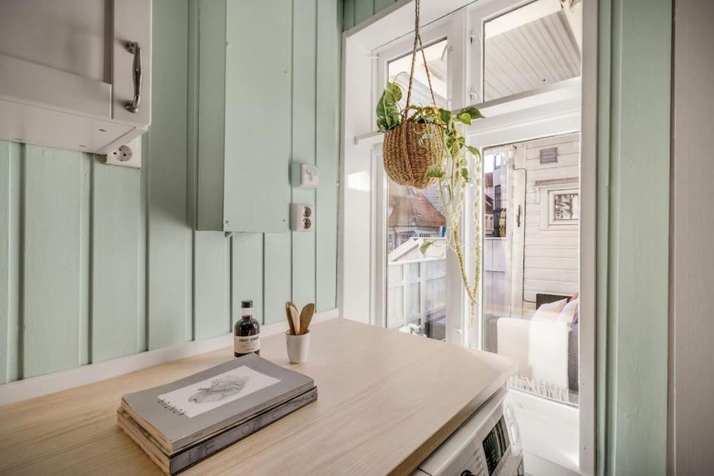 Central Apartment With Balcony, Self-Check In & Private Entrance Bergen Exterior photo