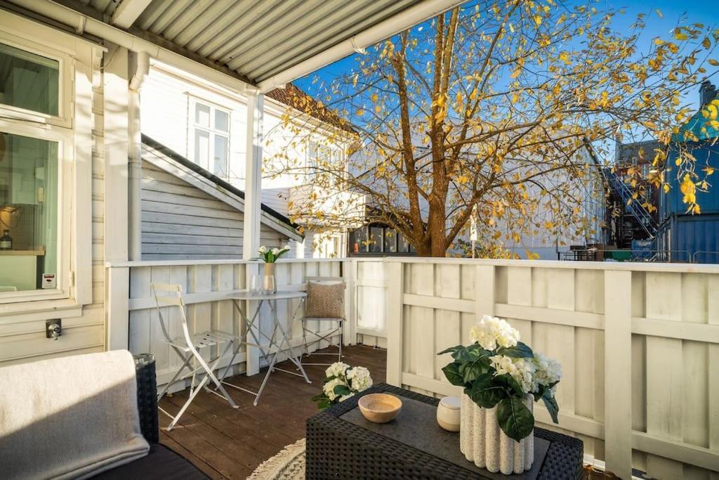 Central Apartment With Balcony, Self-Check In & Private Entrance Bergen Exterior photo